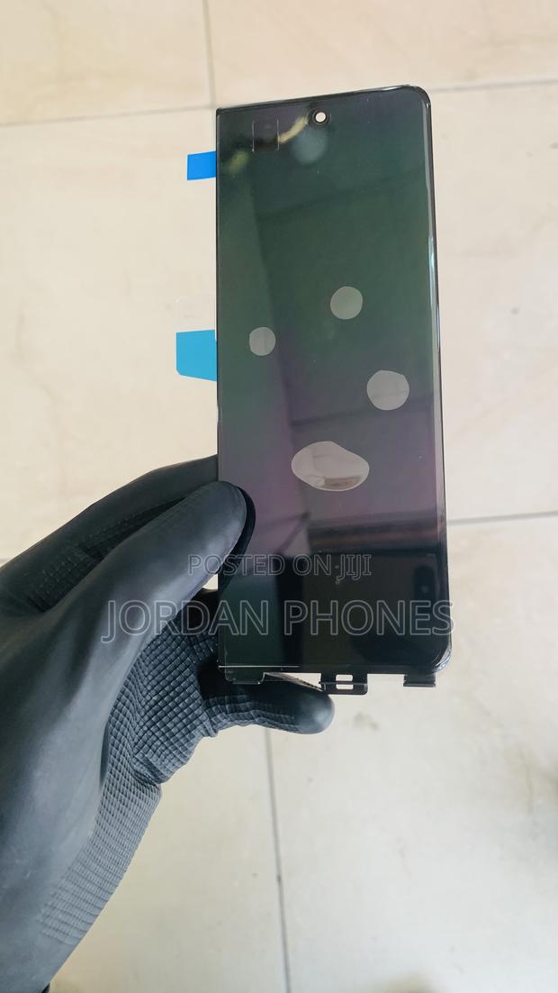 Samsung Galaxy Fold 3 Front Screen · Photo 3