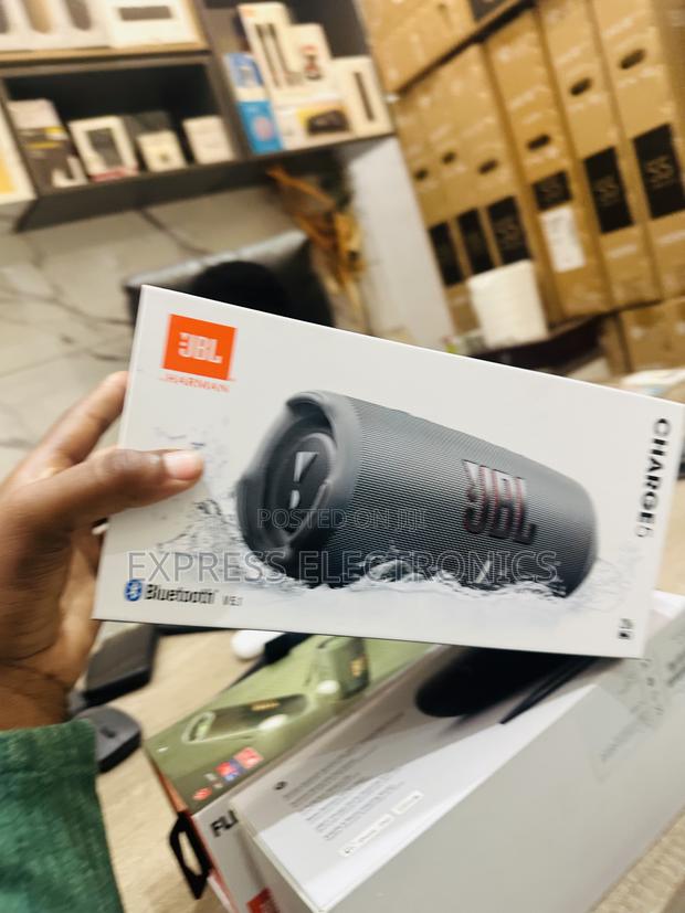 Dust Resistant Bluetooth Speaker Charge 5 · Photo 2