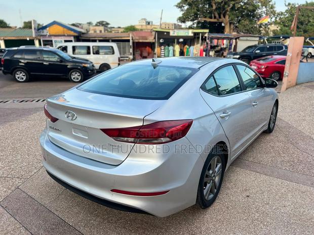 Hyundai Elantra Limited Sedan FWD (2.0L 4cyl 6A) 2017 Silver