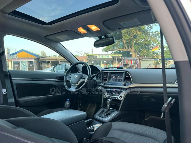 Hyundai Elantra Limited Sedan FWD (2.0L 4cyl 6A) 2017 Silver