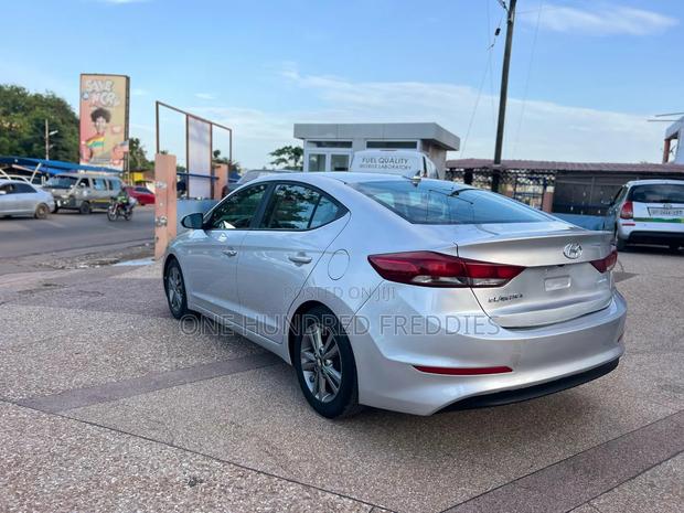 Hyundai Elantra Limited Sedan FWD (2.0L 4cyl 6A) 2017 Silver