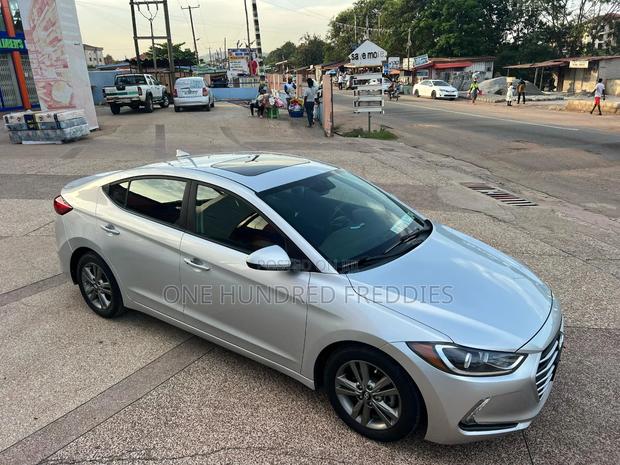 Hyundai Elantra Limited Sedan FWD (2.0L 4cyl 6A) 2017 Silver