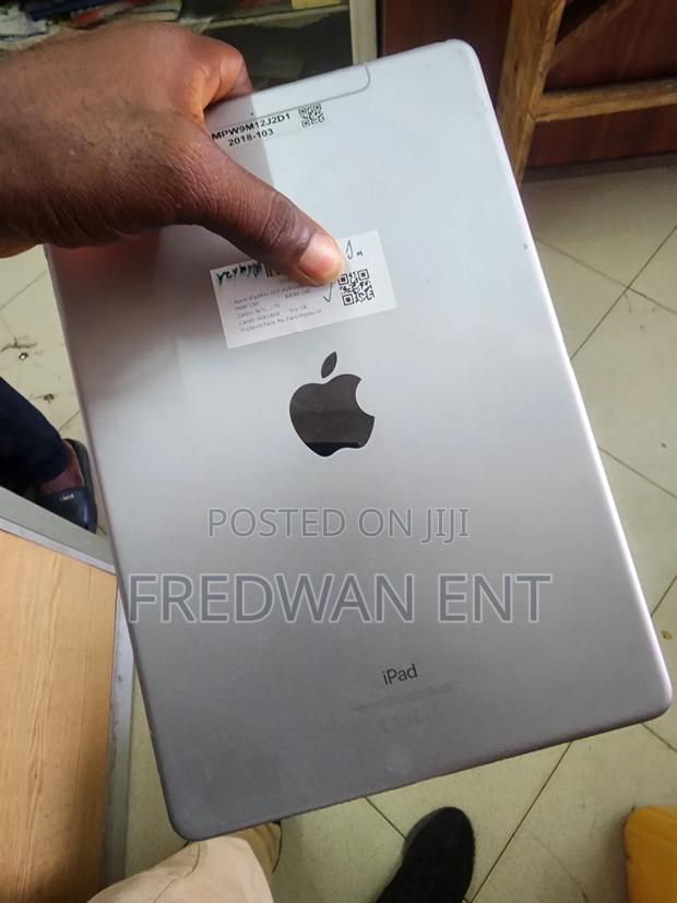 Apple iPad Pro 10.5 (2017) 128 GB Silver photo 2