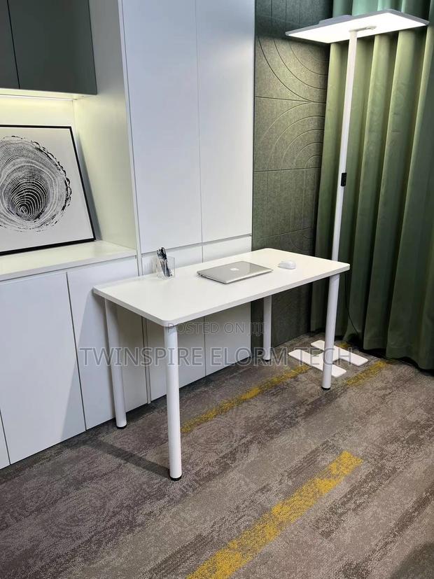 White Desk · Photo 4
