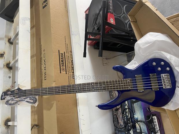 Fender Bass Guitar · Photo 4