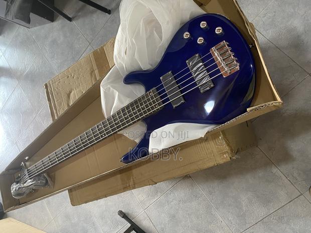 Fender Bass Guitar · Photo 3