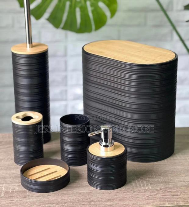Bathroom Accessories Set · Photo 3