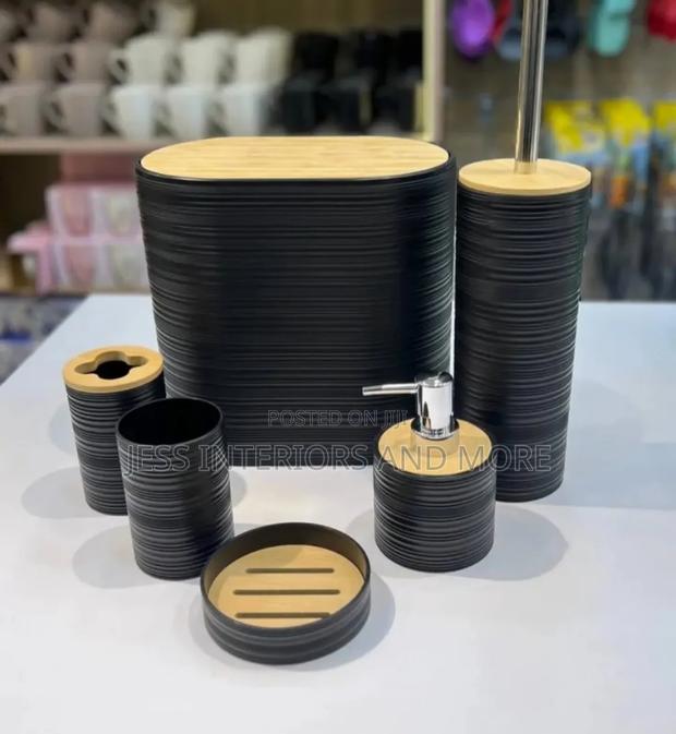 Bathroom Accessories Set · Photo 4