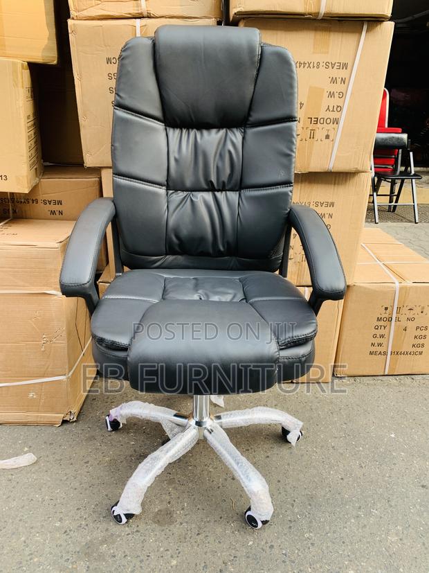 Leather Swivel Chair · Photo 2