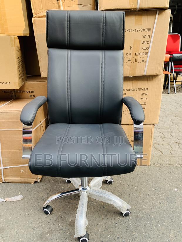 Executive Swivel Chair With Headrest · Photo 2