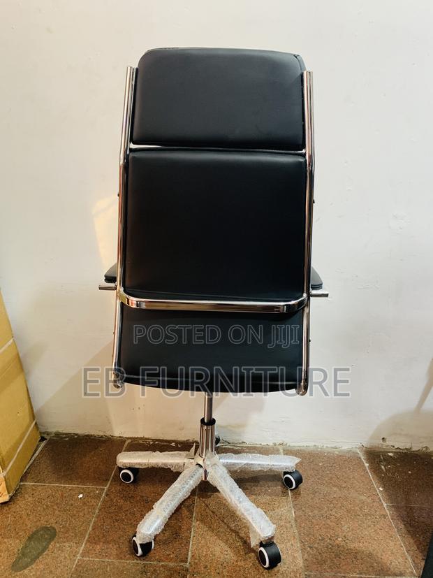 Black Leather Executive Office Chair · Photo 4