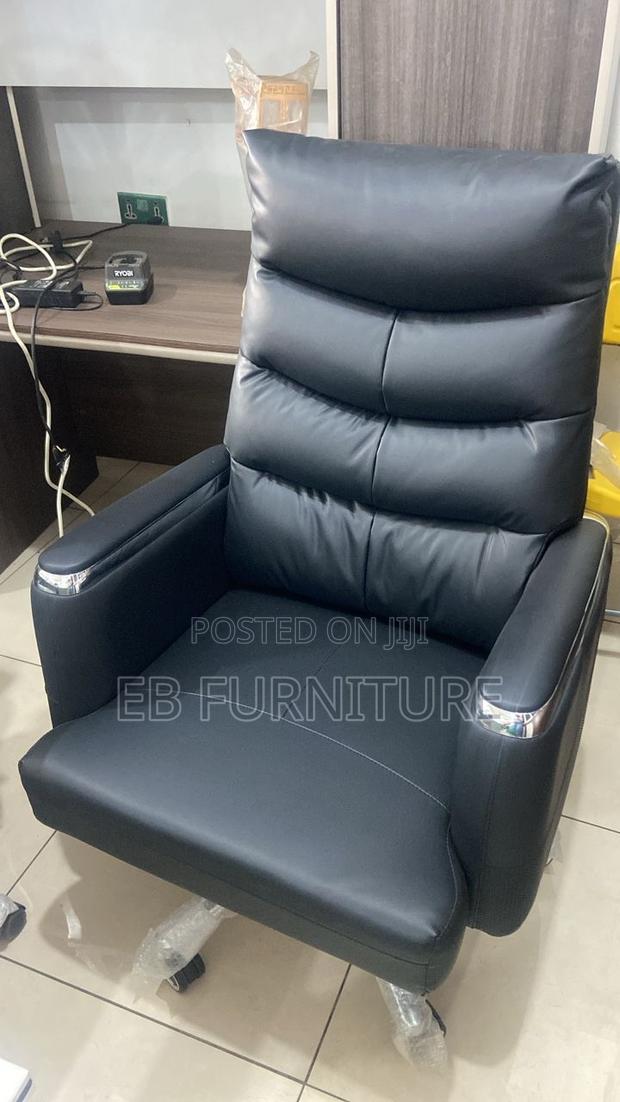 Executive Black Office Chair · Photo 2