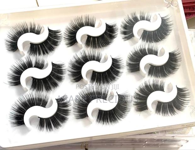 Large Fluffy Eyelashes · Photo 2