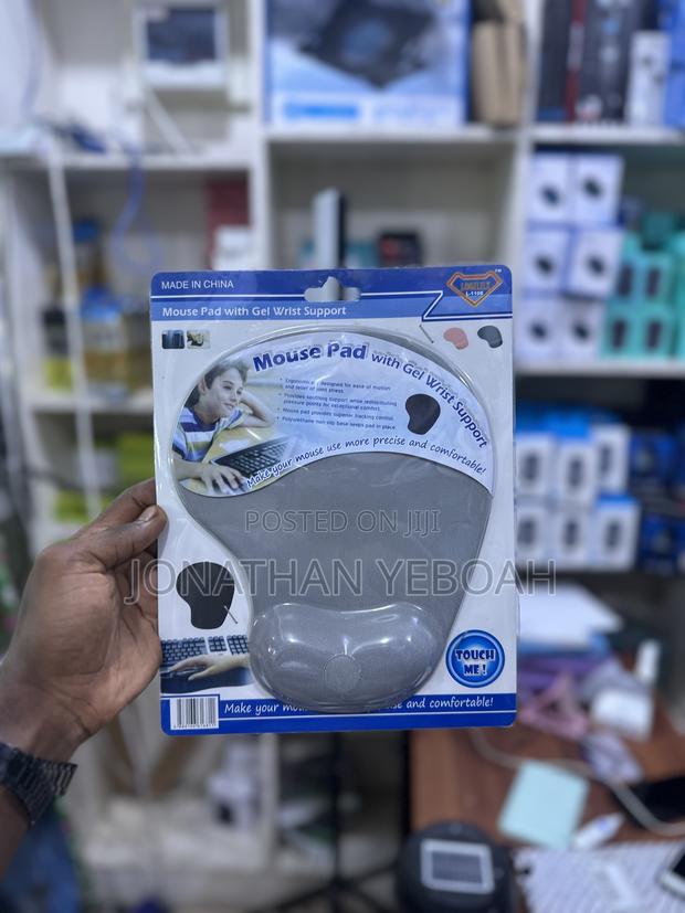 Mouse Pad With Gel Wrist Support · Photo 3