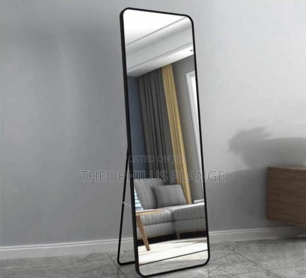 Standing Dressing Mirror, Curved and Straight Edge. · Photo 3