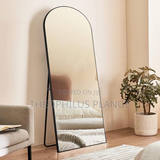 Standing Dressing Mirror, Curved and Straight Edge. · Photo 4