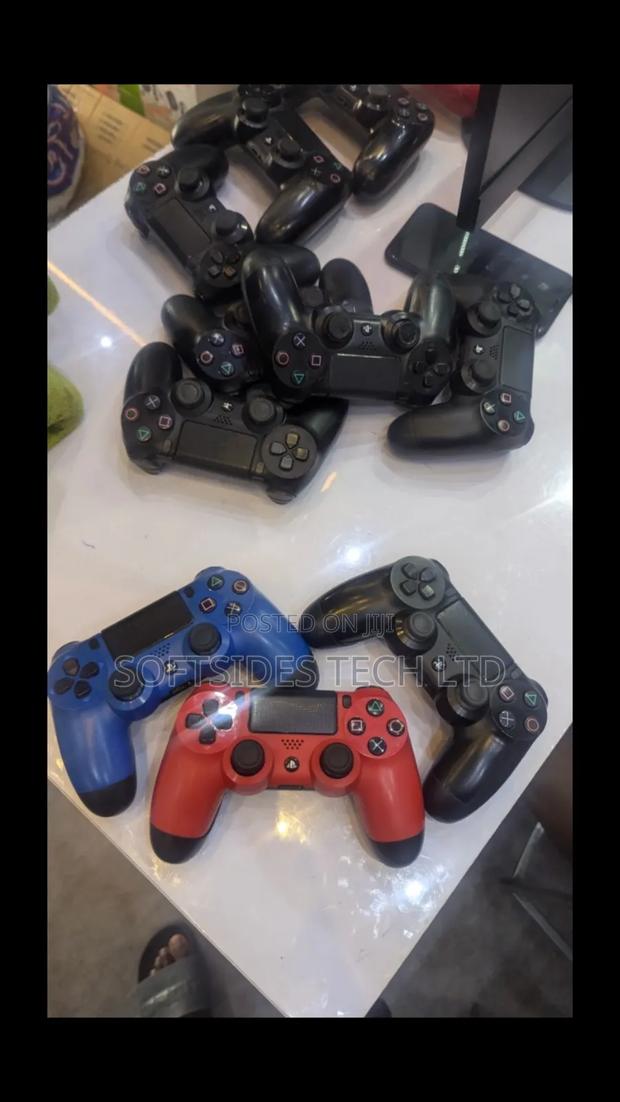 Original Playstation 4 Controllers · Photo 3