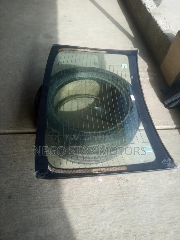 Toyota Yaris Ia Back Glass photo 2