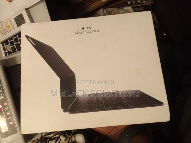 Apple iPad Pro 13inch M4 Keyboard Case · Photo 3
