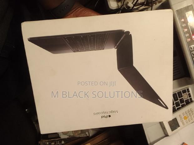 Apple iPad Pro 13inch M4 Keyboard Case · Photo 4