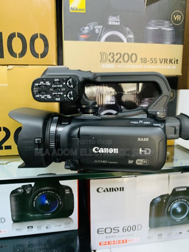With All Accessories Canon Xa25 · Photo 3
