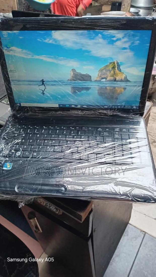 New Laptop Toshiba Satellite C850 4GB Intel Core I3 HDD 250GB photo 3