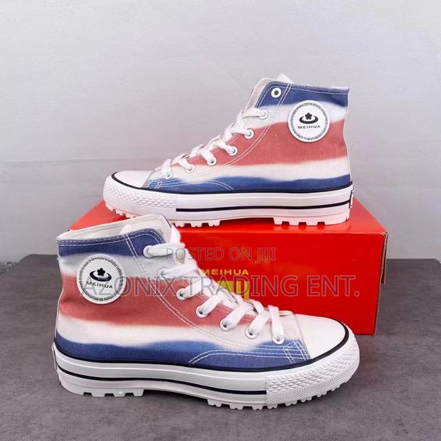 High Grade Unisex Converse Sneakers · Photo 4