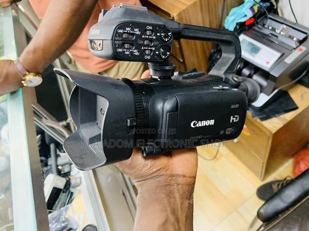 Canon Xa20 Camcorder With 3.5”Oled Touch Panels View Screen · Photo 2