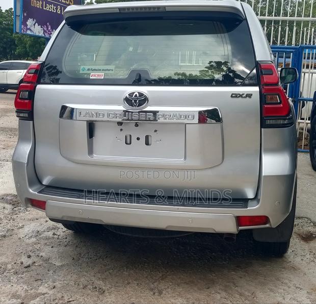 Toyota Land Cruiser Prado 2018 Silver photo 4