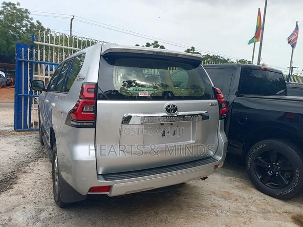 Toyota Land Cruiser Prado 2018 Silver photo 2