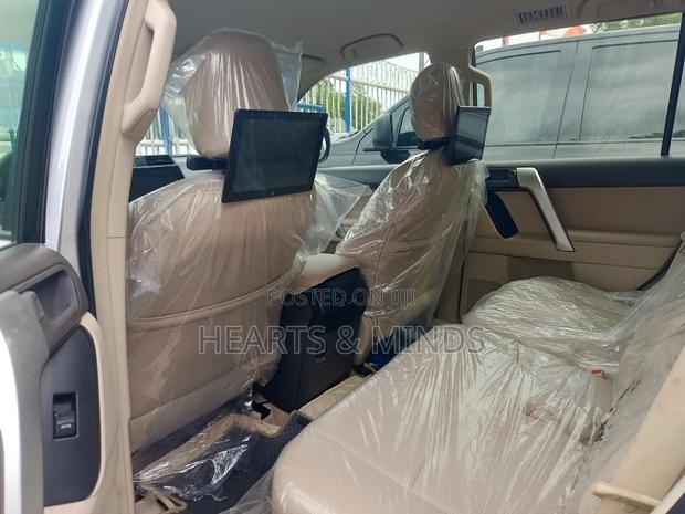 Toyota Land Cruiser Prado 2018 Silver photo 9