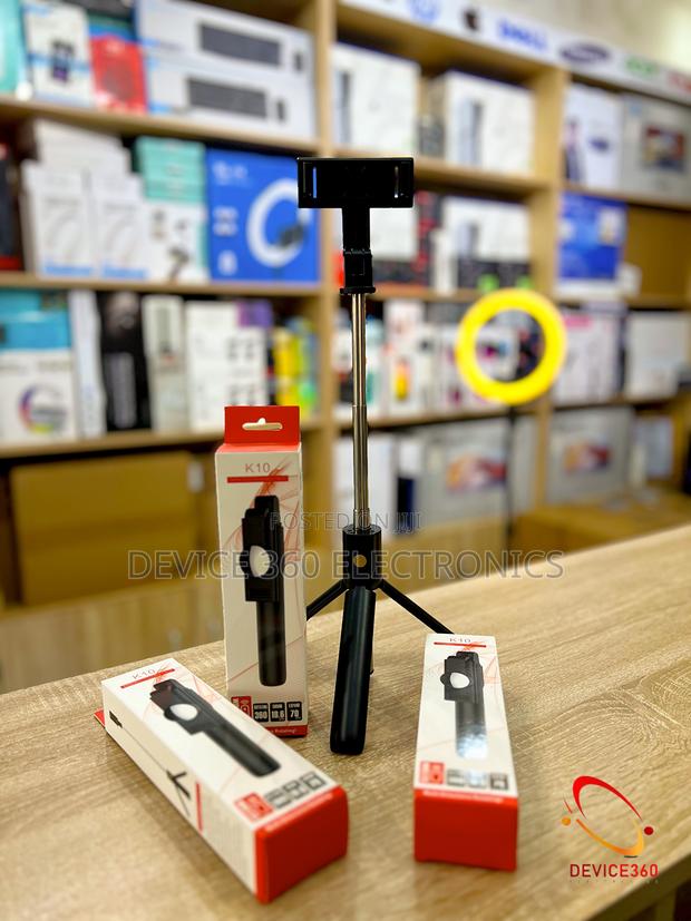 New Selfie Tripod Stick With Landscape and Portrait Mode · Photo 4