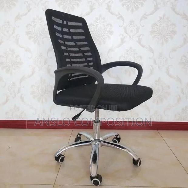 Affordable Swivel Chair · Photo 2