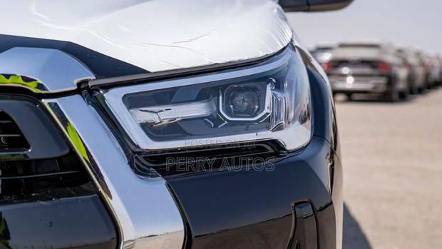 New Toyota Hilux 2023 Black photo 2