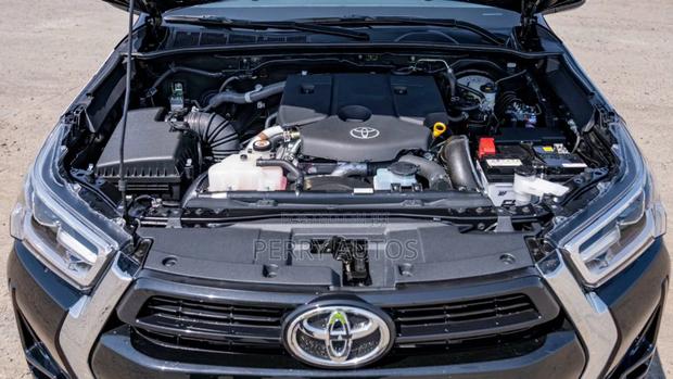 New Toyota Hilux 2023 Black photo 3