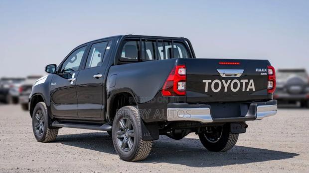 New Toyota Hilux 2023 Black photo 4