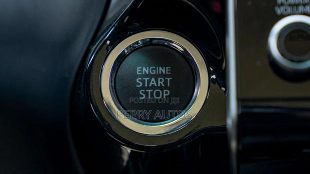 New Toyota Hilux 2023 Black photo 5
