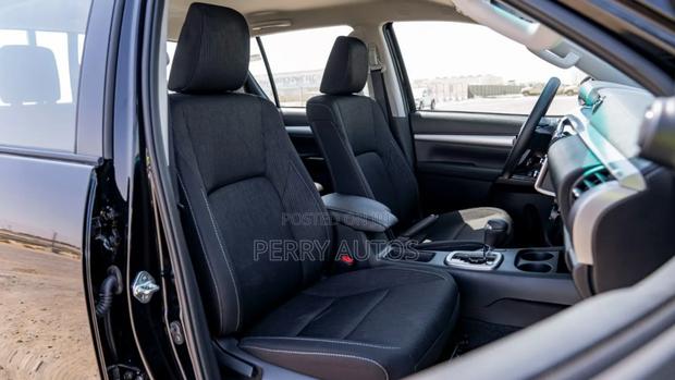 New Toyota Hilux 2023 Black photo 6