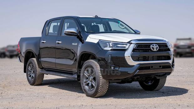 New Toyota Hilux 2023 Black photo 7