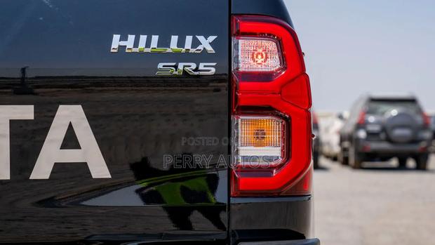 New Toyota Hilux 2023 Black photo 8