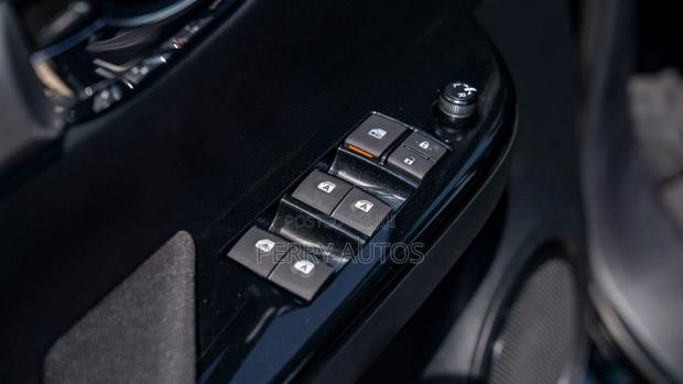 New Toyota Hilux 2023 Black photo 10