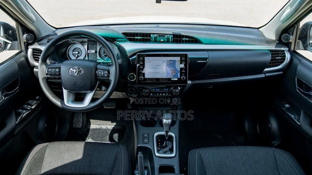 New Toyota Hilux 2023 Black photo 12