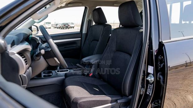 New Toyota Hilux 2023 Black photo 14
