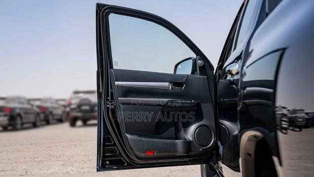 New Toyota Hilux 2023 Black photo 16