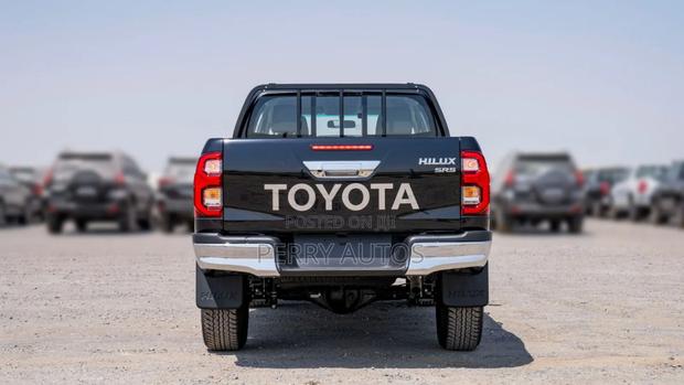 New Toyota Hilux 2023 Black photo 17