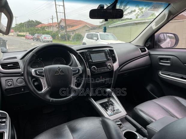 Mitsubishi L200 2023 White photo 3