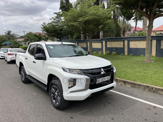 Mitsubishi L200 2023 White photo 2