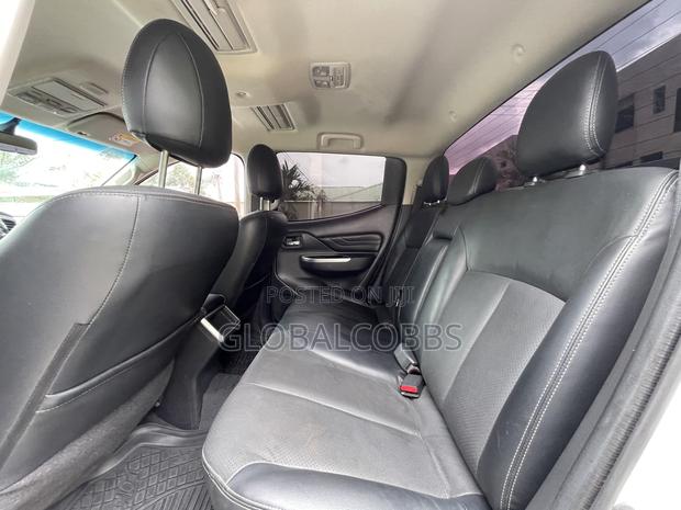 Mitsubishi L200 2023 White photo 4