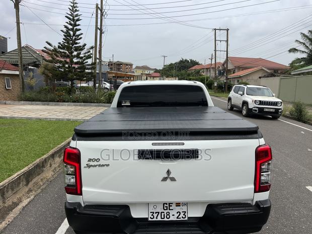 Mitsubishi L200 2023 White photo 10
