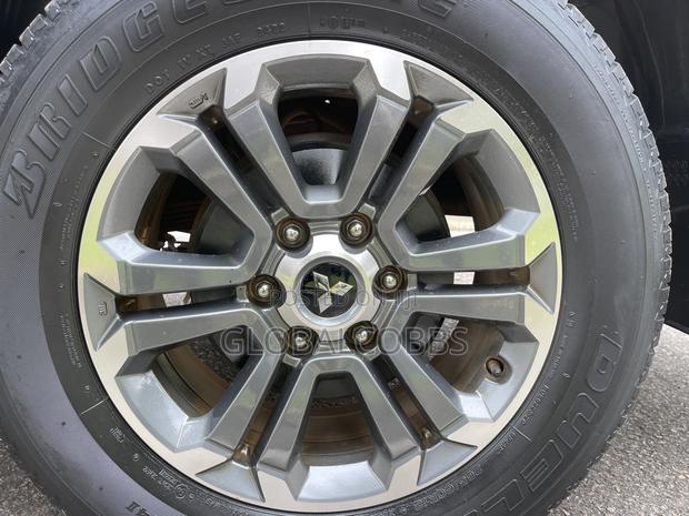 Mitsubishi L200 2023 White photo 8